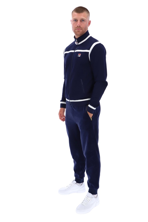 Fila Nate Colocado Na Jaqueta Listrada