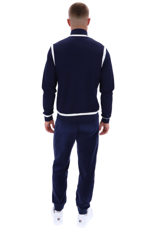 Fila Nate Colocado Na Jaqueta Listrada